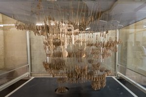 A photo of an original construction prototype made for la Sagrada Família. The model has hundreds of small weights hung from loops of string forming catenary curves. The shape of the curves helped determine the arch shapes and position of supports.