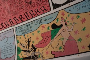 A painting on a wall in the form of a comic strip. The main visible text starts ‘5 Outubro de 1910’.