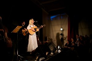 Laura Marling sings whilst playing the guitar.